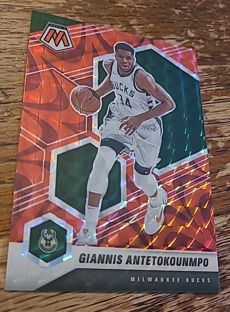 2020-21 Panini Mosaic GIANNIS ANTETOKOUNMPO Red Reactive #80 Milwaukee Bucks