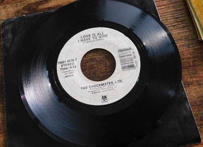 THE CHECKMATES, LTD. LOVE IS ALL I HAVE TO GIVE / BLACK PEARL 45 RPM RECORD 066