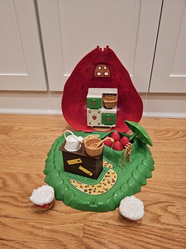 Vintage Strawberry Shortcake BERRY BAKE SHOPPE  Near Complete - Picture 1 of 11