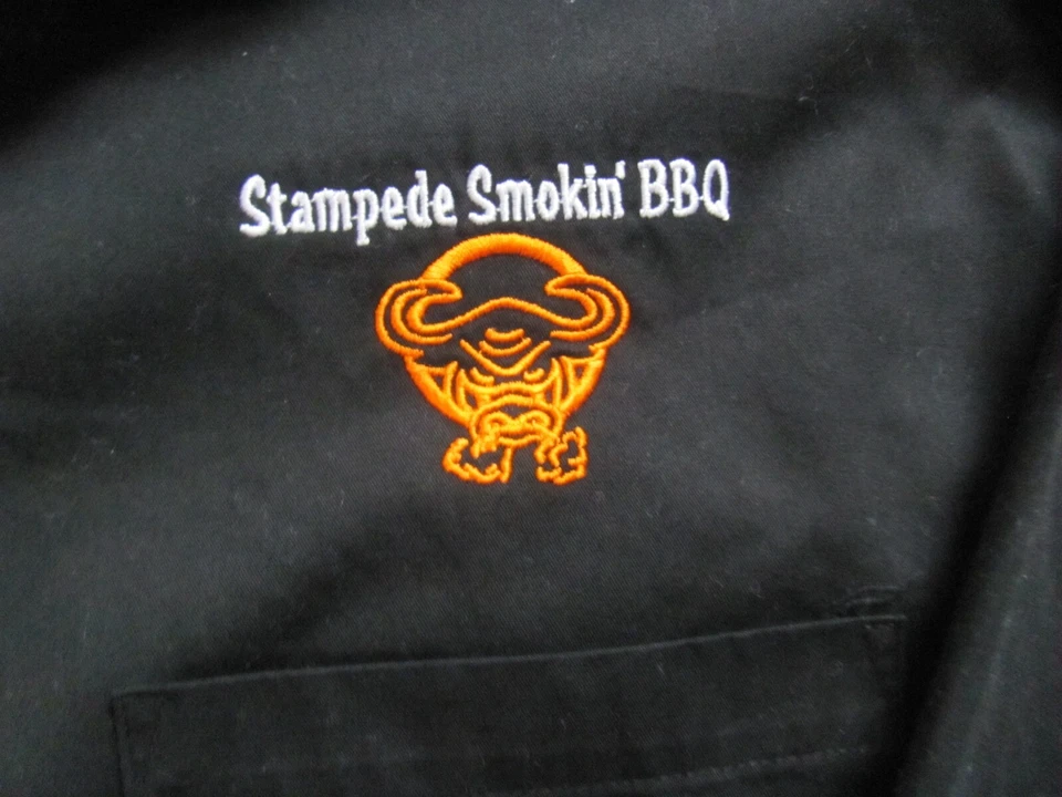 Camisa de manga larga Stampede Smokin’ BBQ con logotipo bordado para hombre XL negra Foto 3 de 4