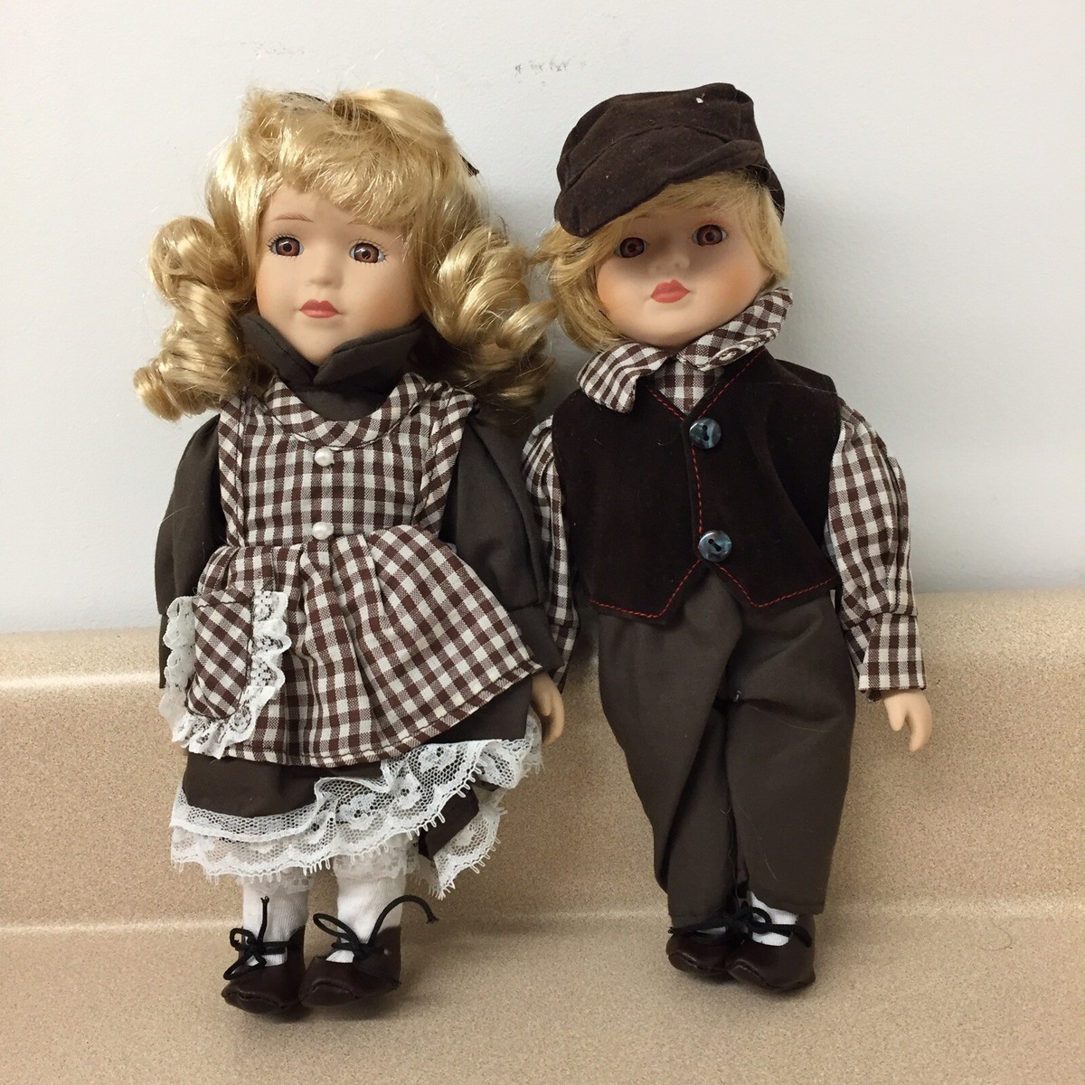 Wyndham Lane Heidi and Eric Porcelain Doll Set Colletibles