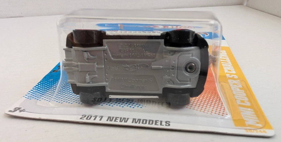 Hot Wheels 2011 New Models Mini Cooper S Challenge #30/50 White w/Red Rimmed Y5s - Image 3 of 4