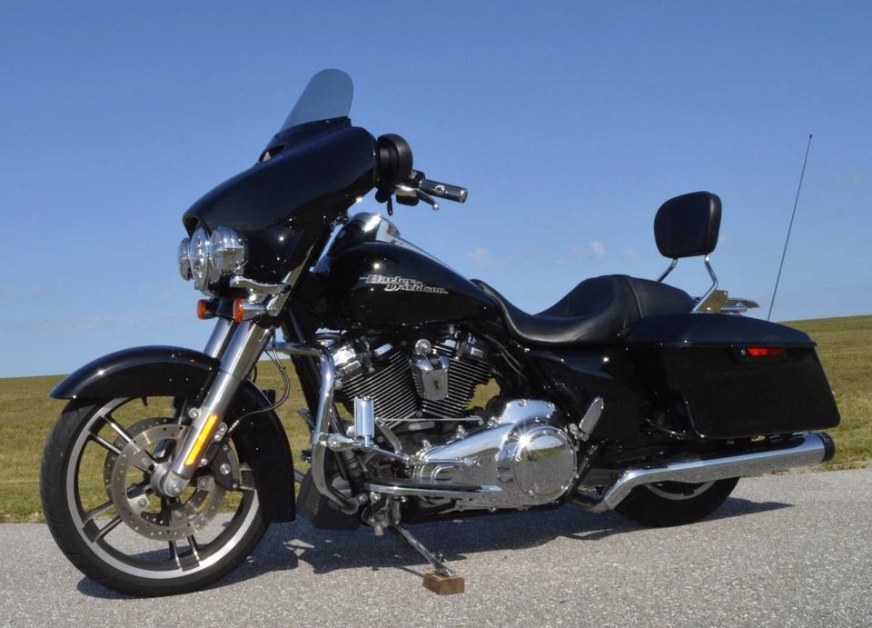2017 Harley-Davidson FLHXS STREET GLIDE SPECIAL Only 3,719 Mi $5,000 in Extras  - Image 3 of 4