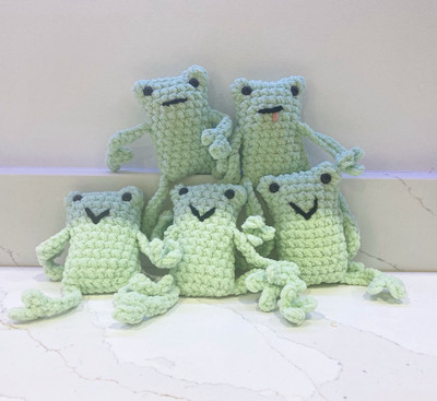 Handgefertigter gehäkelter Leggy Frosch - Smile Version 