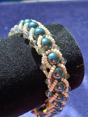 Handgefertigtes Swarovski Perlen und Rocailles Kristall Armband