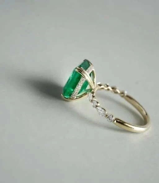 Anillo de compromiso de diamantes esmeralda natural talla esmeralda de 4,00 quilates de oro amarillo de 14 quilates Foto 4 de 4