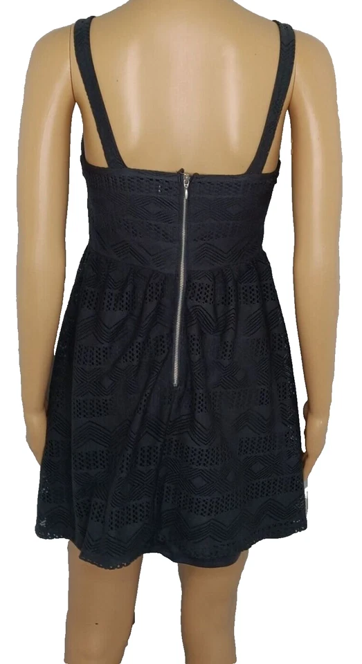 Vestido para mujer Xhilaration pequeño acampanado negro forrado mini vestido de fiesta con correa Foto 4 de 4