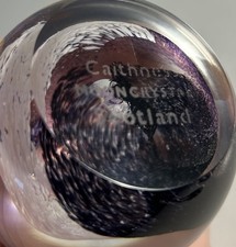 Caithness Mond Kristall Kunst Glas Briefbeschwerer - lila, wei&szlig; & klar