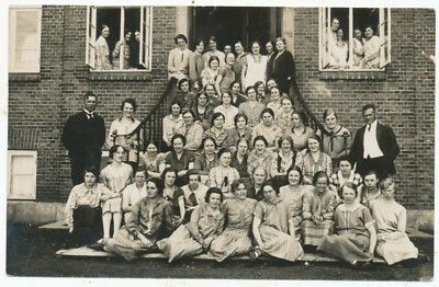 Große Gruppe von Frauen, vermutlich eine Belegschaft, 20er Jahre oder so 