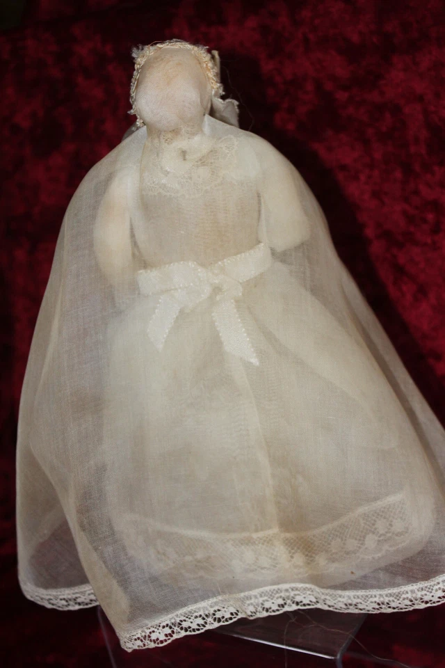 Très belle poupée de cire ancienne habillée en communiante sur boite de dragéees - Photo 4/4