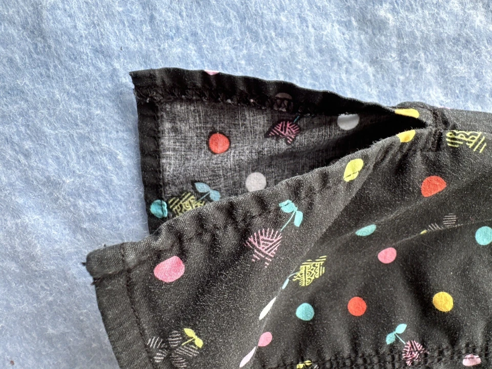 Blusa Médica Dickies para Mujer Talla Mediana. Negro con lunares y flores. Foto 3 de 4