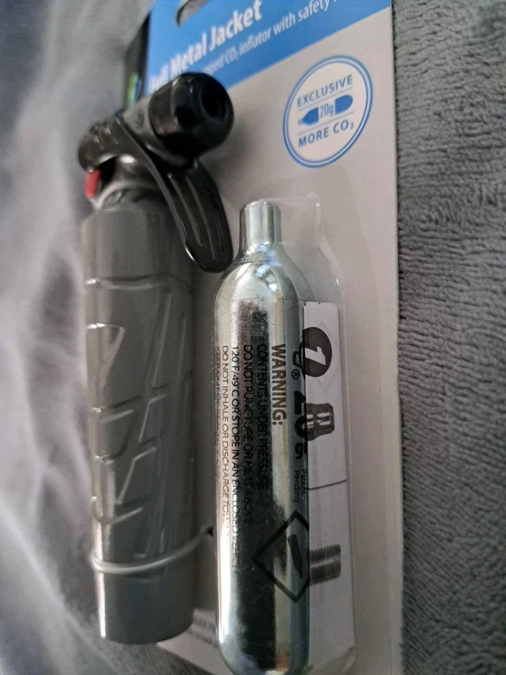 Chaqueta de metal completa inflador de CO2 Genuine Innovations Foto 4 de 4