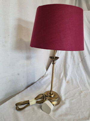 Messingoptik 17,5'' (insgesamt) hohe burgunderfarbene Tischlampe mit Schirm