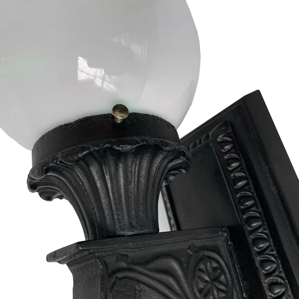 Antiguo aplique de hierro fundido restaurado a principios de 1900 lámpara globo de vidrio de leche Foto 3 de 4