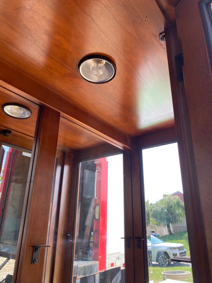 Mueble Stanley Estilo Neoclásico Madera de Cerezo China Vitrina con Luces Foto 3 de 4