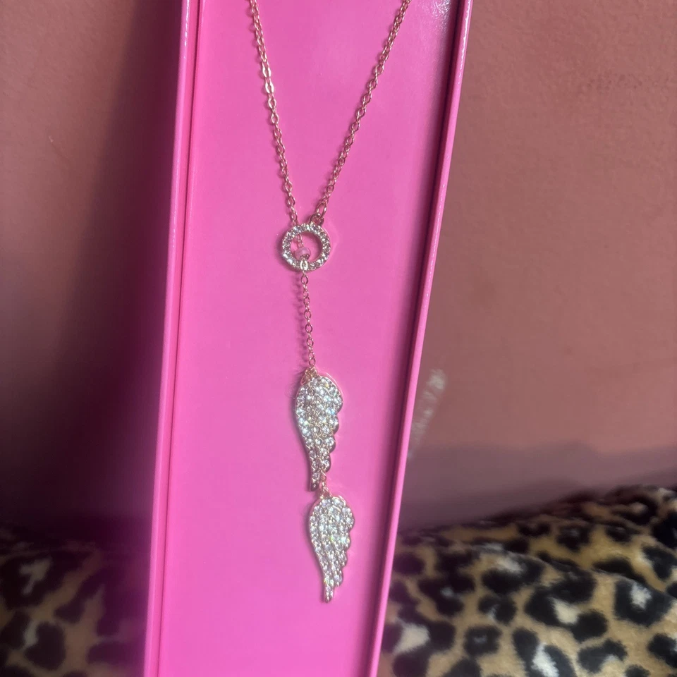 NUEVO EN CAJA Collar Victoria's Secret Pasarela Alas de Ángel Lariat Estrás Tono Dorado Foto 3 de 4