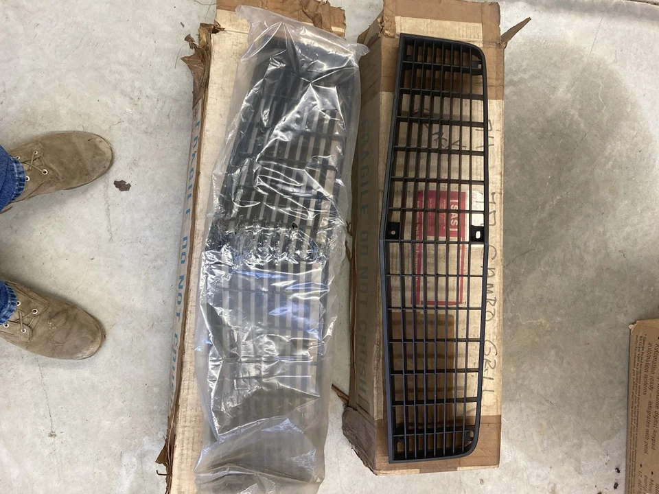 74-77 Camaro Black Grill NOS - Imagem 3 de 3