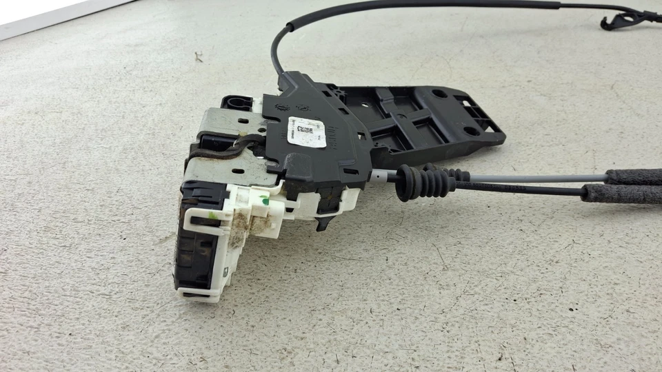 Jeep Compass 2017-2025 actuador de cierre de puerta del lado del pasajero delantero derecho OEM Foto 4 de 4