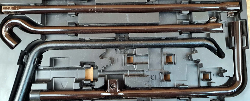 Lexus GX460 2010-2019 аварийный набор инструментов коробка неполный инструменты оригинальный б/у - Изображение 3 из 4