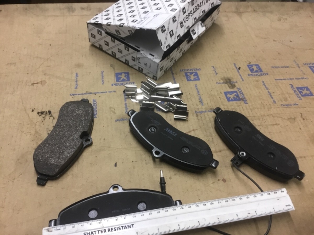 の genuine Peugeot expert mk3 2008 on front brake pads 304mm disc