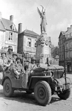 WW2 PICTURE PHOTO US SOLDIERS GI IN CARENTAN FRANCE 6990