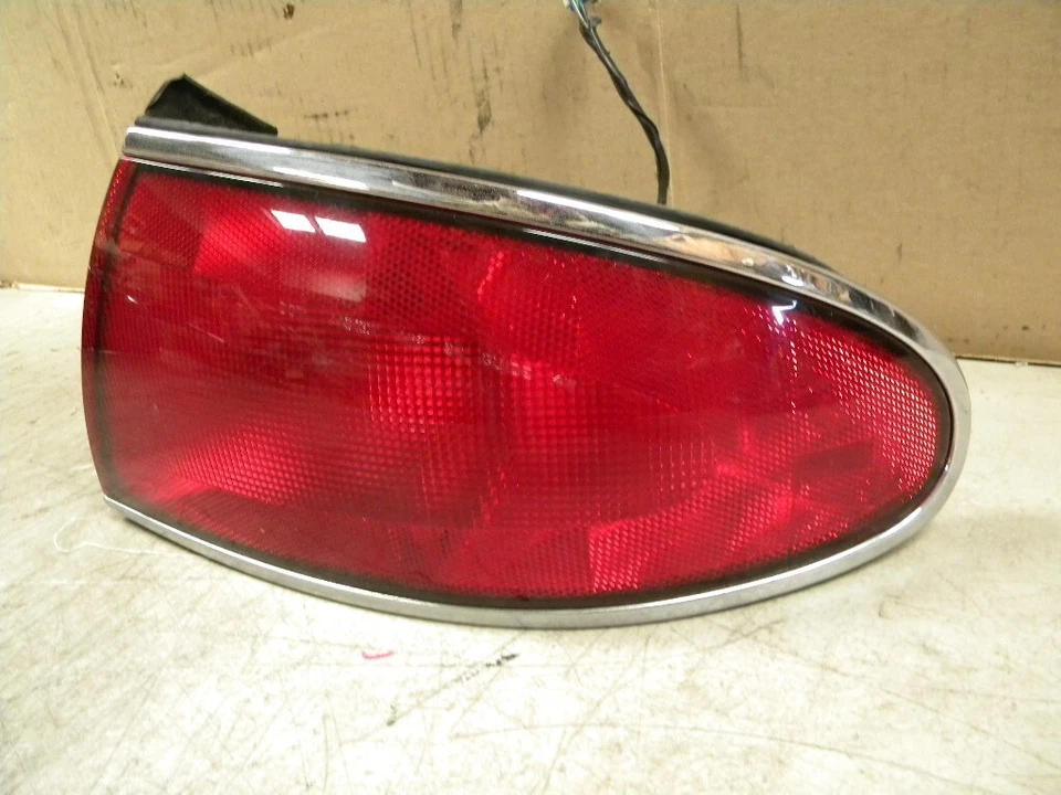 Luz trasera Buick Century Factory 2002 conjunto de luz de freno del lado derecho del pasajero Foto 2 de 4