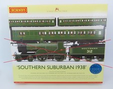 OO Gauge Hornby R2813 Triple Pack SR Olive Green 1938 Maunsell Coaches NO LOCO
