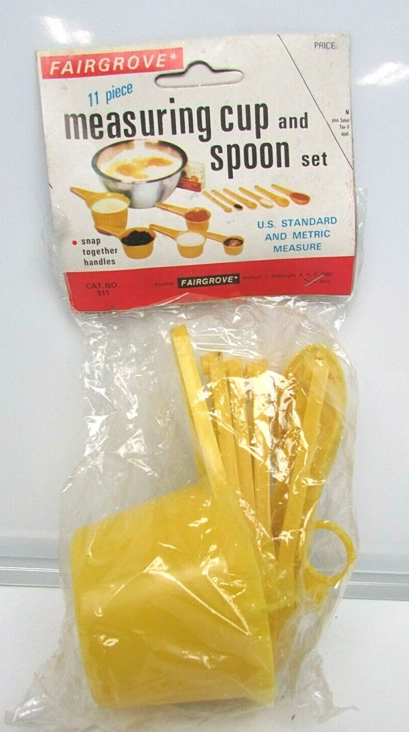 Vintage Rare Fairgrove 11 Piece Measuring Cup & Spoon Set NOS NEW Plastic Yellow