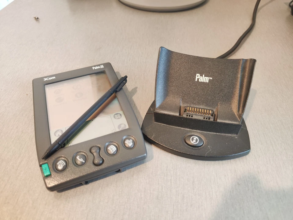 3COM Palm III Vintage PDA with Stylus and Docking Station – Fully Working  - Image 2 of 4