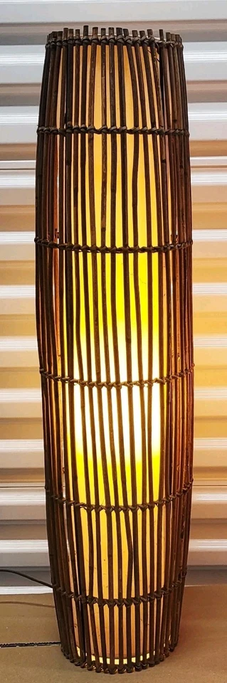 Lámpara de pie de mediados de siglo de ratán-bambú-lino, estilo Franco Albini de los años 60 Foto 2 de 4