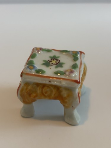 Muebles florales blancos de porcelana cerámica miniatura casa de muñecas victoriana de Japón de colección - Imagen 7 de 15