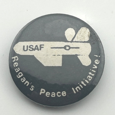 Vintage Anti USA Reagans USAF Friedensinitiative CND politischer Protest Pin Anstecker