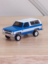 greenlight Custom lifted 1984 blue/white Chevrolet K5 Blazer 1/64 no box