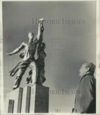 1957 Press Photo William R. Hearst, Junior looking at Soviet statue in Moscow.