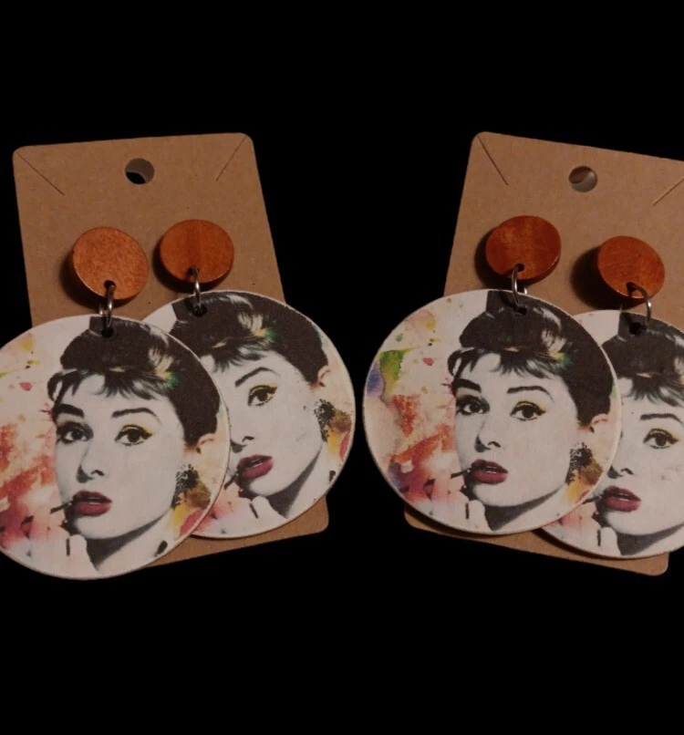 Ohrringe Portraits Audrey Hepburn Pixel Pixelisée Hintergrund- Pinup