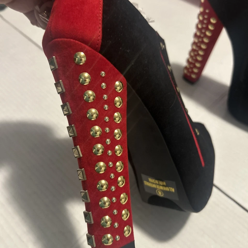 Botines de plataforma Lilliana rojos y negros de 6 pulgadas con diseño de gamuza sintética con tachuelas doradas Foto 4 de 4