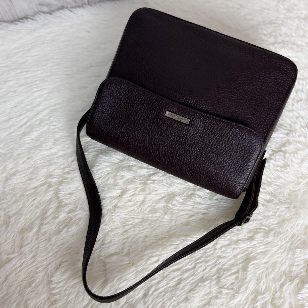 Borsa a tracolla YSL Yves Saint Laurent in pelle con patta logo in ottime condizioni