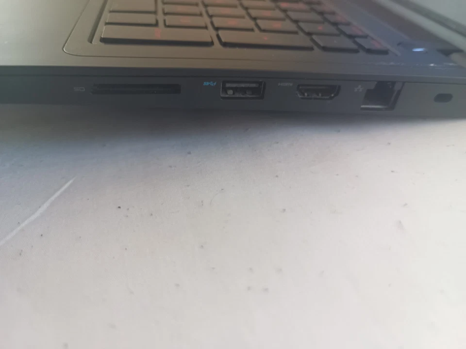 Laptop para juegos Dell Inspiron 15 5577, 1Tb Nvme, 16Gb Ram Ddr4 2400mhz. Foto 3 de 4