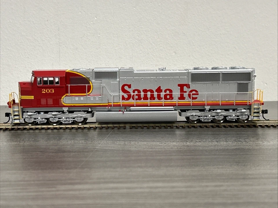 Walthers Mainline HO #910-11001 EMD SD75M Locomotive Santa Fe #203 NIB - CC - Image 4 of 4