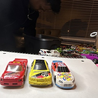 Lote 3 NASCAR Diecast 1:64 Target Bousquette Cinnamon Toast Crunch #43 .