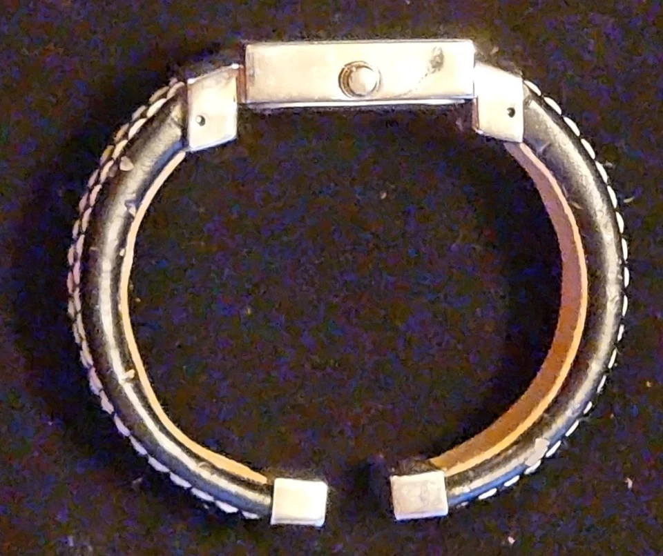 Reloj Geneva Platino 7002 Cuadrado Tono Plata Estuche Grandes Números Puño Abierto Banda  Foto 2 de 4