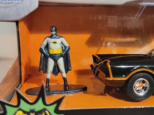 Jada Toys Classic TV Series 1966 Batmobile & Batman (98259) - Picture 2 of 10