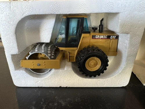 Launch Edition #111 NZG 1:50 CAT CP-563C Vibratory Soil Compactor - Picture 2 of 7
