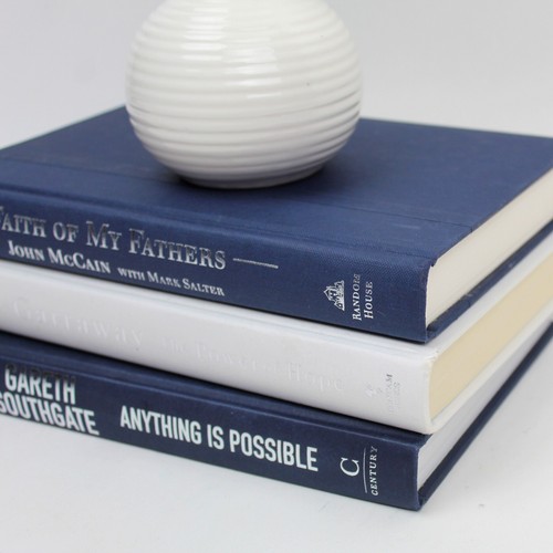 Moderner dekorativer Bücherstapel weiß & blau. 3er Set zeitgenössische Bücher zur Dekoration - Bild 3 von 4