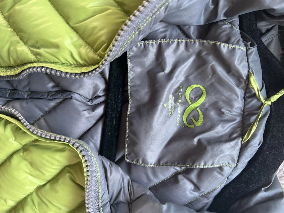 Colete acolchoado feminino Blanc Noir com capuz verde médio embalável - Imagem 4 de 4