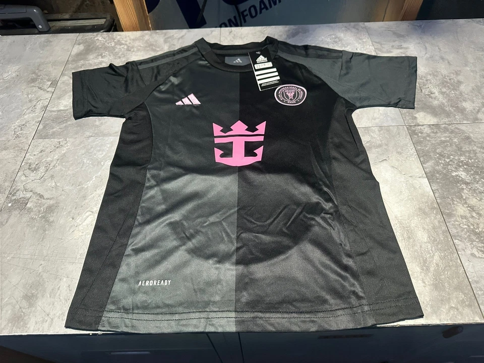 Conjunto de camiseta y pantalones cortos Inter Miami Messi #10 para niños nuevo con etiquetas - negro y rosa - talla 28 Foto 3 de 4