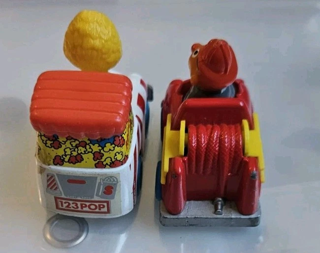 1984 Sesame Street Die Cast Car Ernie Big Bird Muppets caminhão de bombeiros frete grátis - Imagem 4 de 4