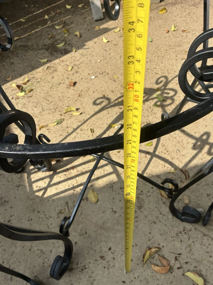 MESA Y SILLAS DE HIERRO ÁSPERO Foto 2 de 3