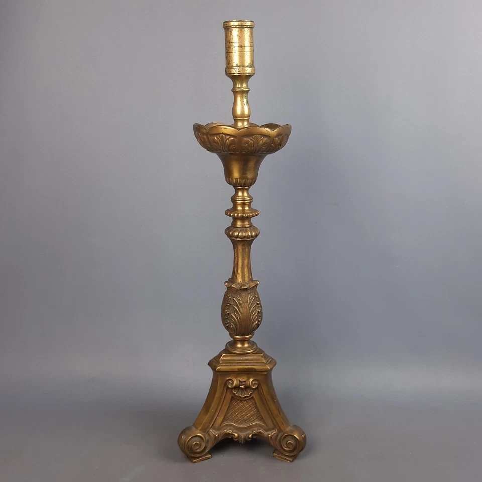 Candelabro D’Altar Latón Pulido Repujado Por Iglesia Vintage Años 40 Foto 2 de 4