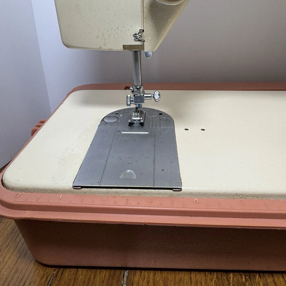 Máquina de Coser Singer Merritt 2404 Rosa con Pedal Estuche Rígido Funciona Probado Foto 4 de 4